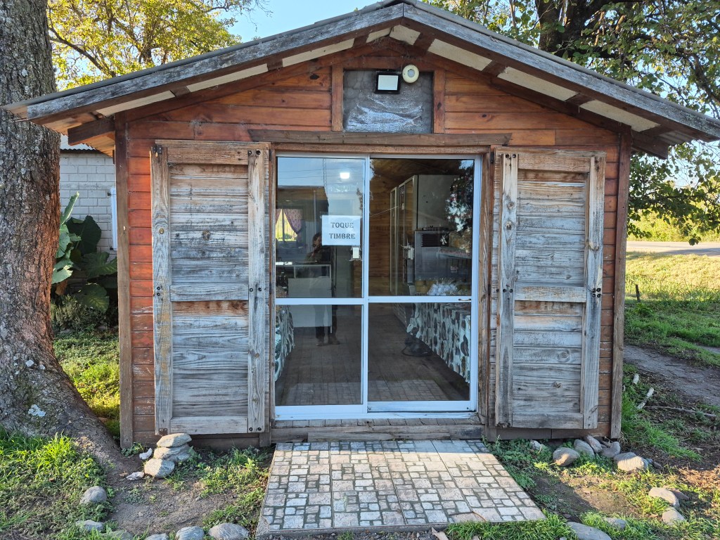 Recorrí solo parte de la antigua Nación Diaguita, manejando horas por ripio y cerros que me regalaron paisajes tan amplios que, cerca de la Quebrada de las Flechas, me hicieron acordar a San Pedro de Atacama. Entre neblina, morteros y cascadas, cerré el viaje en San Pedro de Colalao, uniendo pasado y presente de estas tierras